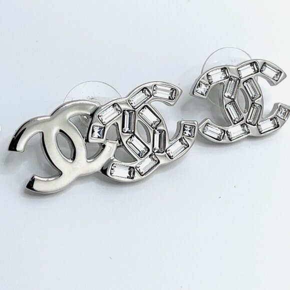 CHANEL Double CC Earrings Silver hardware With Crystals - Picture 3 of 8
